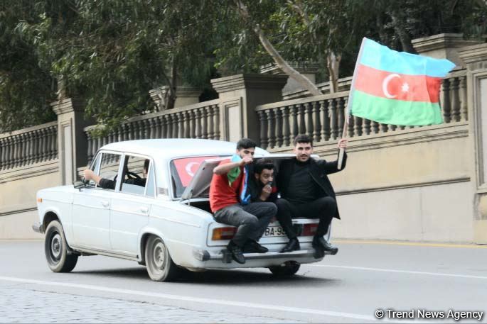 Azərbaycan Qələbəsini və ədalətin bərpasını qeyd edir (FOTO)