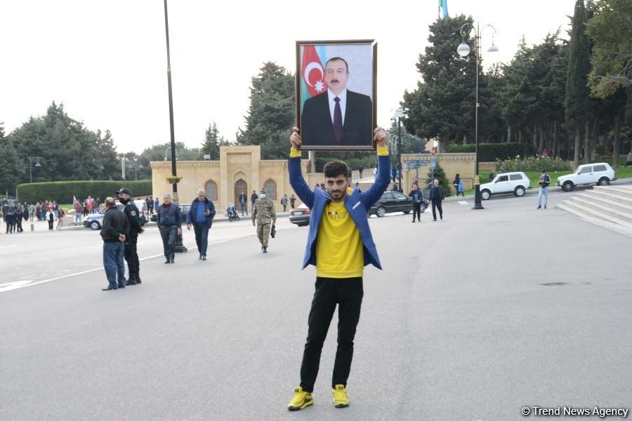 Azərbaycan Qələbəsini və ədalətin bərpasını qeyd edir (FOTO)