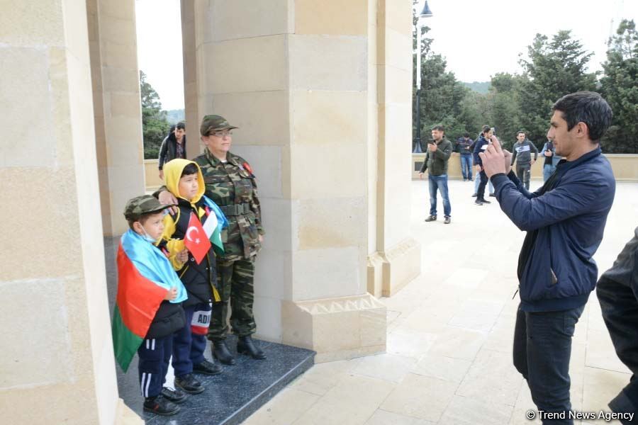 Azərbaycan Qələbəsini və ədalətin bərpasını qeyd edir (FOTO)