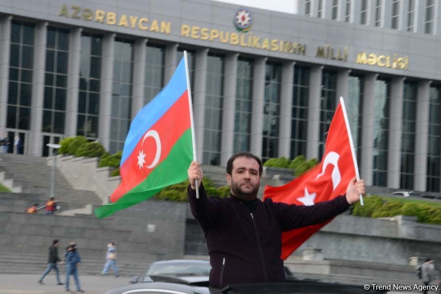 Azərbaycan Qələbəsini və ədalətin bərpasını qeyd edir (FOTO)