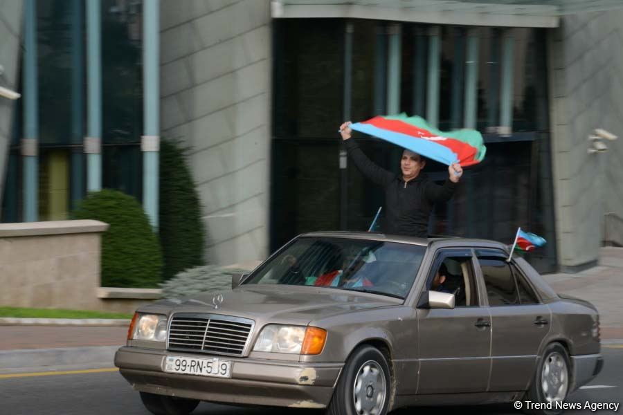 Azərbaycan Qələbəsini və ədalətin bərpasını qeyd edir (FOTO)