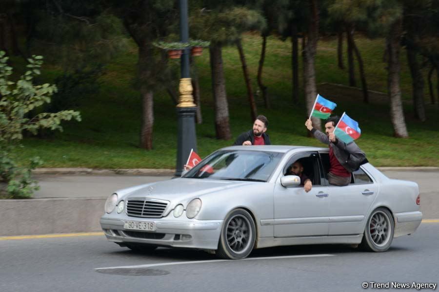 Azərbaycan Qələbəsini və ədalətin bərpasını qeyd edir (FOTO)