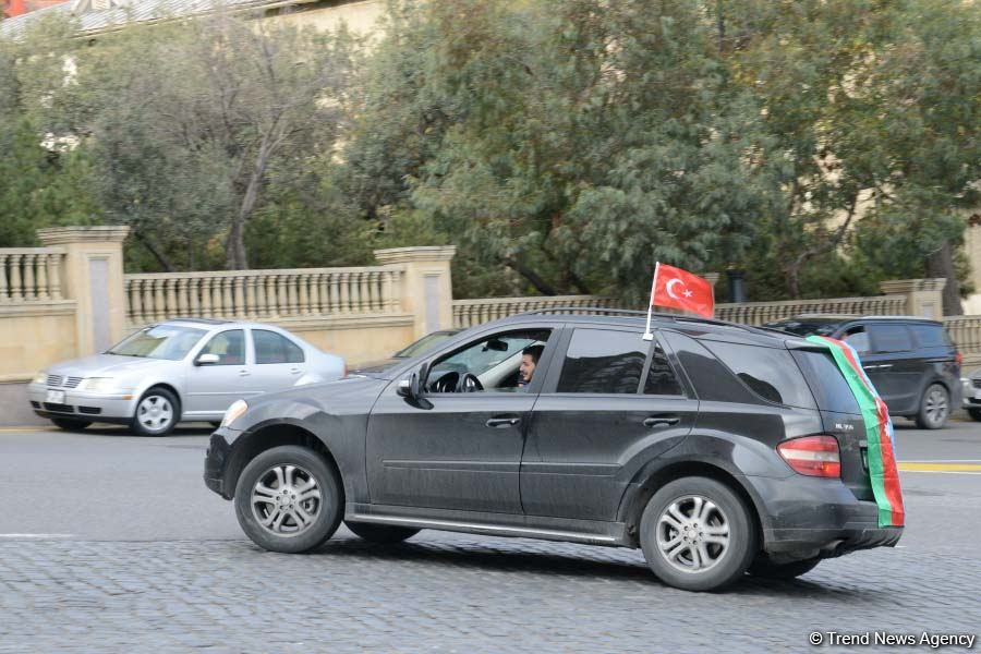 Azərbaycan Qələbəsini və ədalətin bərpasını qeyd edir (FOTO)