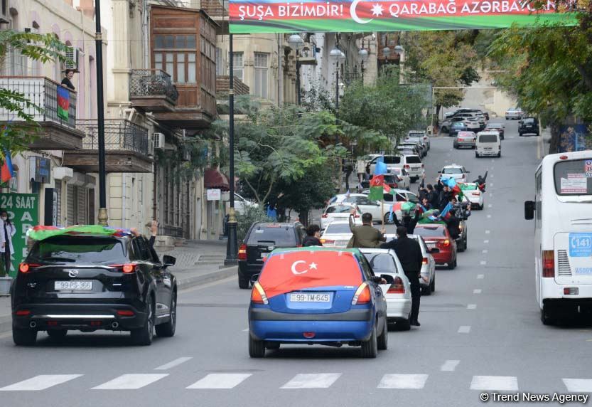 Azərbaycan Qələbəsini və ədalətin bərpasını qeyd edir (FOTO)
