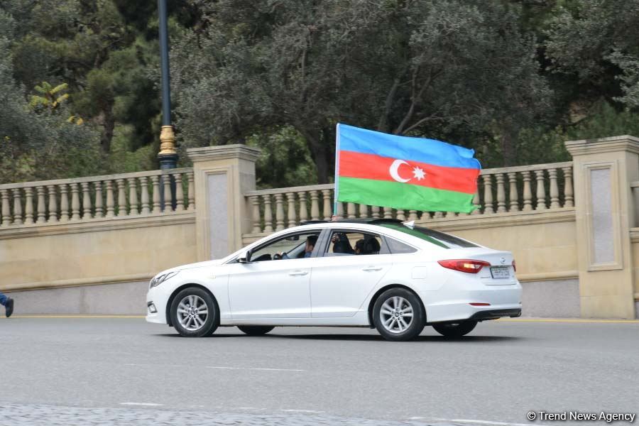 Azərbaycan Qələbəsini və ədalətin bərpasını qeyd edir (FOTO)