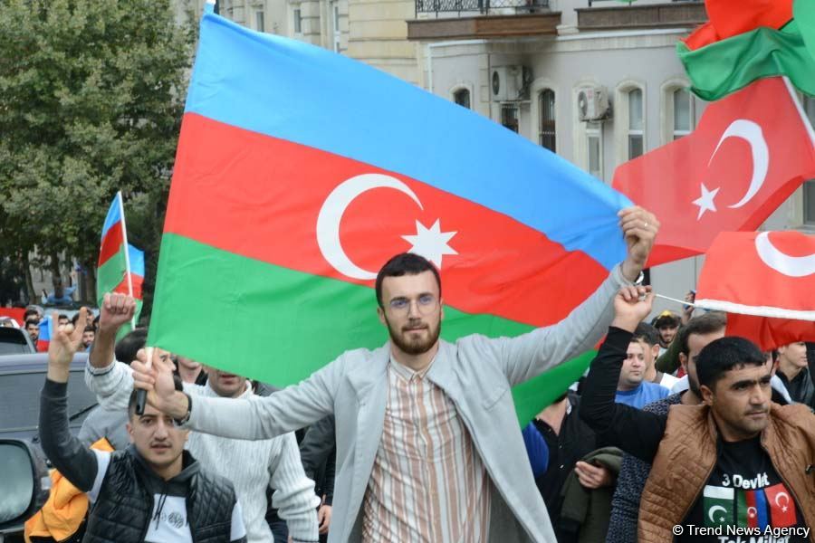 Azərbaycan Qələbəsini və ədalətin bərpasını qeyd edir (FOTO)