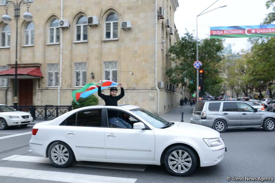 Azərbaycan Qələbəsini və ədalətin bərpasını qeyd edir (FOTO)