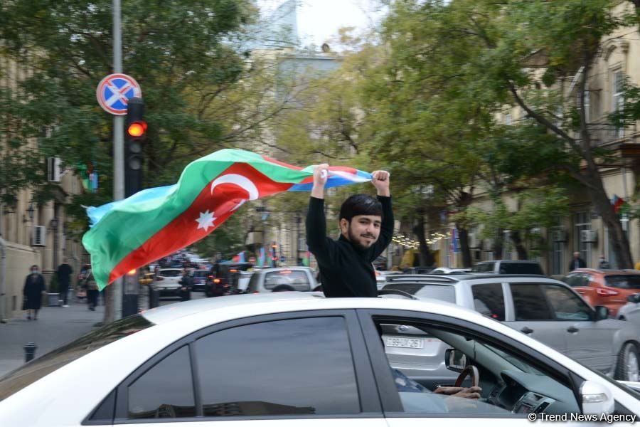 Azərbaycan Qələbəsini və ədalətin bərpasını qeyd edir (FOTO)