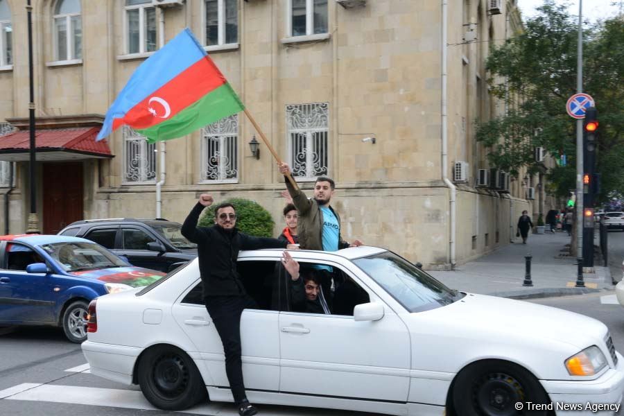 Azərbaycan Qələbəsini və ədalətin bərpasını qeyd edir (FOTO)
