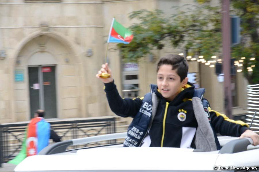 Azərbaycan Qələbəsini və ədalətin bərpasını qeyd edir (FOTO)
