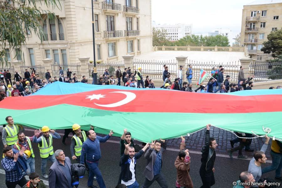 Azərbaycan Qələbəsini və ədalətin bərpasını qeyd edir (FOTO)
