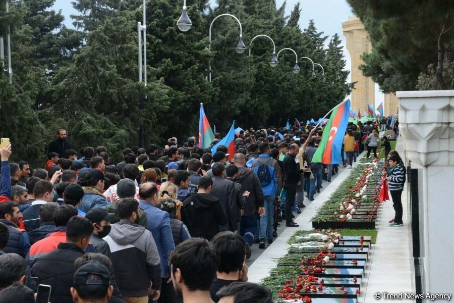 Azərbaycan Qələbəsini və ədalətin bərpasını qeyd edir (FOTO)