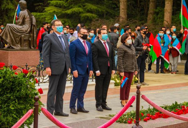 Gənclər Fondunun nümayəndələri Ulu Öndərin məzarını və Şəhidlər Xiyabanını ziyarət ediblər (FOTO)