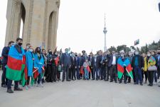 Gənclər Fondunun nümayəndələri Ulu Öndərin məzarını və Şəhidlər Xiyabanını ziyarət ediblər (FOTO)