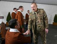 Prezident İlham Əliyev və birinci xanım Mehriban Əliyeva 1 saylı Kliniki Tibbi Mərkəzdə müalicə olunan hərbçilərlə görüşüblər (FOTO) (YENİLƏNİB)