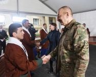 Prezident İlham Əliyev və birinci xanım Mehriban Əliyeva 1 saylı Kliniki Tibbi Mərkəzdə müalicə olunan hərbçilərlə görüşüblər (FOTO) (YENİLƏNİB)
