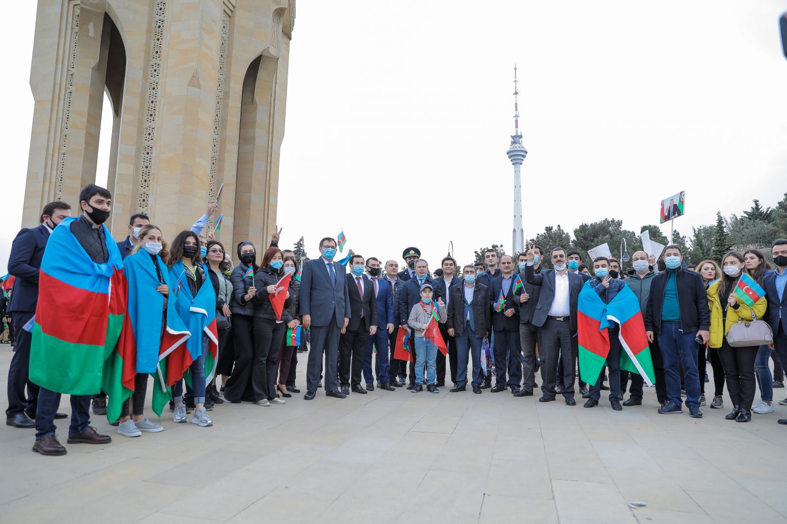 Gənclər Fondunun nümayəndələri Ulu Öndərin məzarını və Şəhidlər Xiyabanını ziyarət ediblər (FOTO)