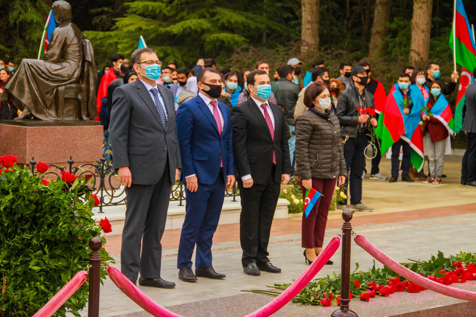 Gənclər Fondunun nümayəndələri Ulu Öndərin məzarını və Şəhidlər Xiyabanını ziyarət ediblər (FOTO)