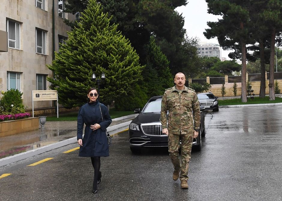 Prezident İlham Əliyev və birinci xanım Mehriban Əliyeva 1 saylı Kliniki Tibbi Mərkəzdə müalicə olunan hərbçilərlə görüşüblər (FOTO) (YENİLƏNİB)