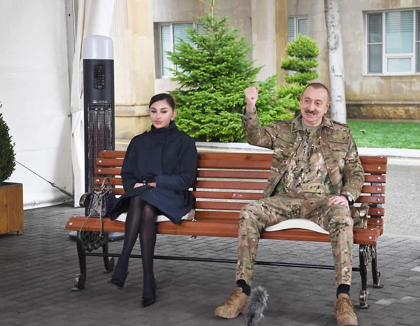 Prezident İlham Əliyev və birinci xanım Mehriban Əliyeva 1 saylı Kliniki Tibbi Mərkəzdə müalicə olunan hərbçilərlə görüşüblər (FOTO) (YENİLƏNİB)