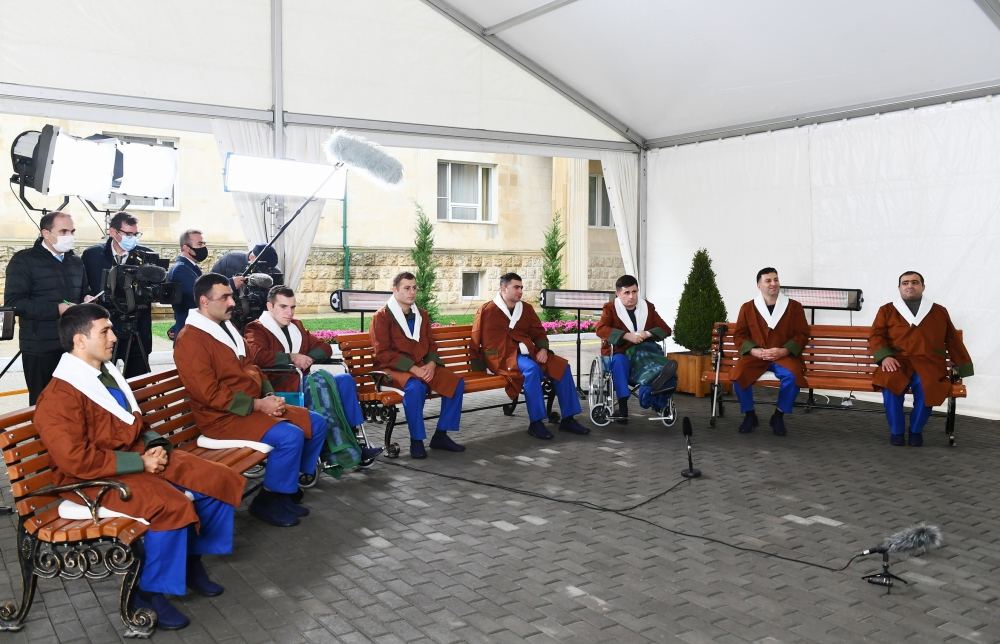 Prezident İlham Əliyev və birinci xanım Mehriban Əliyeva 1 saylı Kliniki Tibbi Mərkəzdə müalicə olunan hərbçilərlə görüşüblər (FOTO) (YENİLƏNİB)