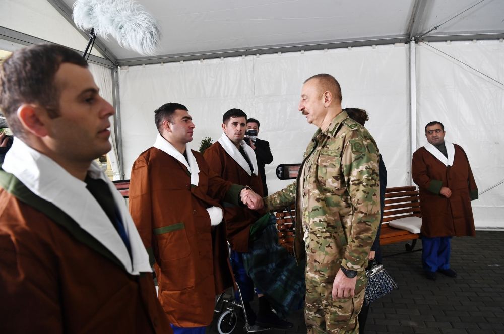 Prezident İlham Əliyev və birinci xanım Mehriban Əliyeva 1 saylı Kliniki Tibbi Mərkəzdə müalicə olunan hərbçilərlə görüşüblər (FOTO) (YENİLƏNİB)