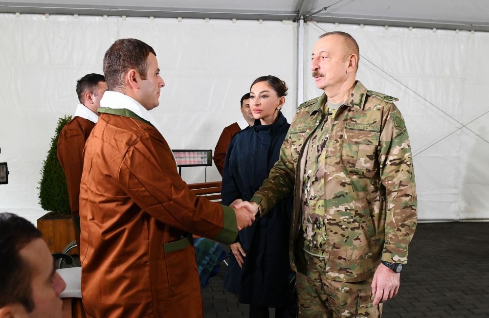 Prezident İlham Əliyev və birinci xanım Mehriban Əliyeva 1 saylı Kliniki Tibbi Mərkəzdə müalicə olunan hərbçilərlə görüşüblər (FOTO) (YENİLƏNİB)