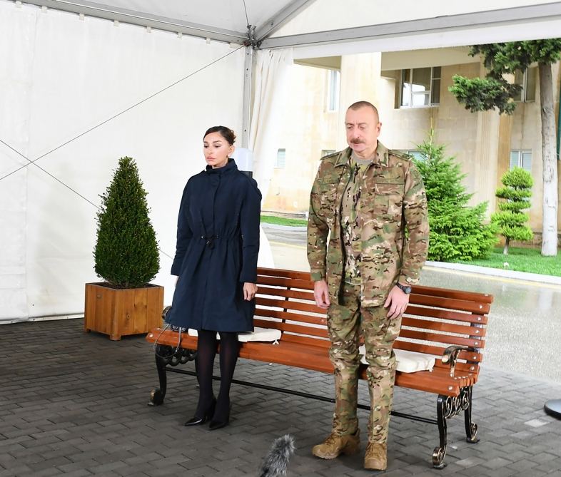 Prezident İlham Əliyev və birinci xanım Mehriban Əliyeva 1 saylı Kliniki Tibbi Mərkəzdə müalicə olunan hərbçilərlə görüşüblər (FOTO) (YENİLƏNİB)
