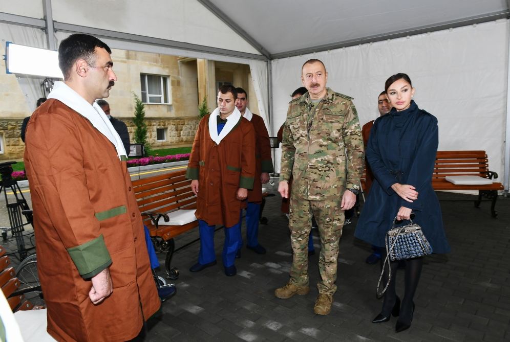 Prezident İlham Əliyev və birinci xanım Mehriban Əliyeva 1 saylı Kliniki Tibbi Mərkəzdə müalicə olunan hərbçilərlə görüşüblər (FOTO) (YENİLƏNİB)