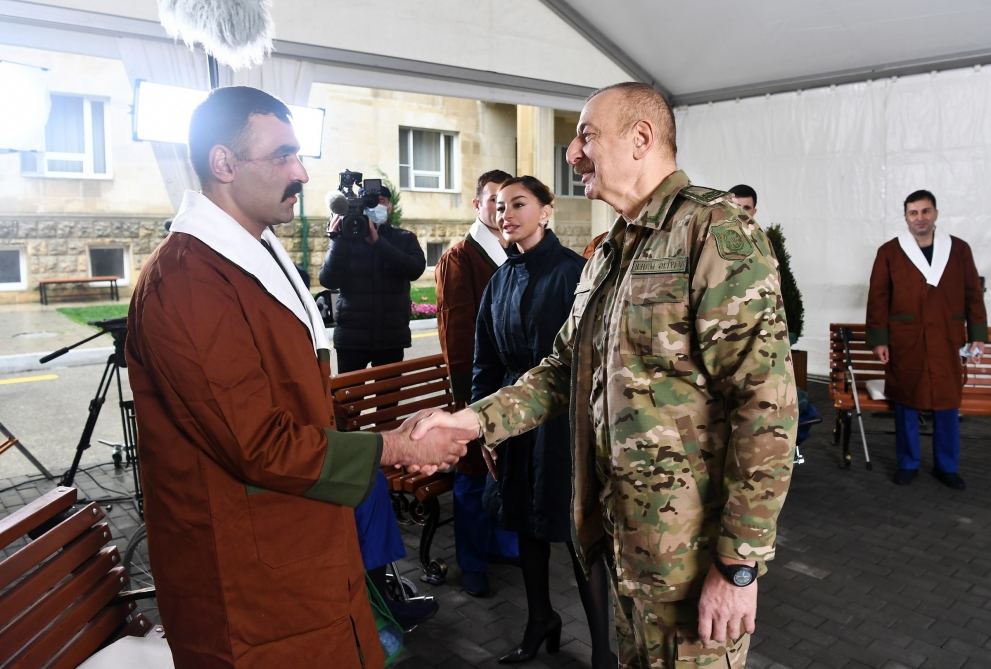 Prezident İlham Əliyev və birinci xanım Mehriban Əliyeva 1 saylı Kliniki Tibbi Mərkəzdə müalicə olunan hərbçilərlə görüşüblər (FOTO) (YENİLƏNİB)