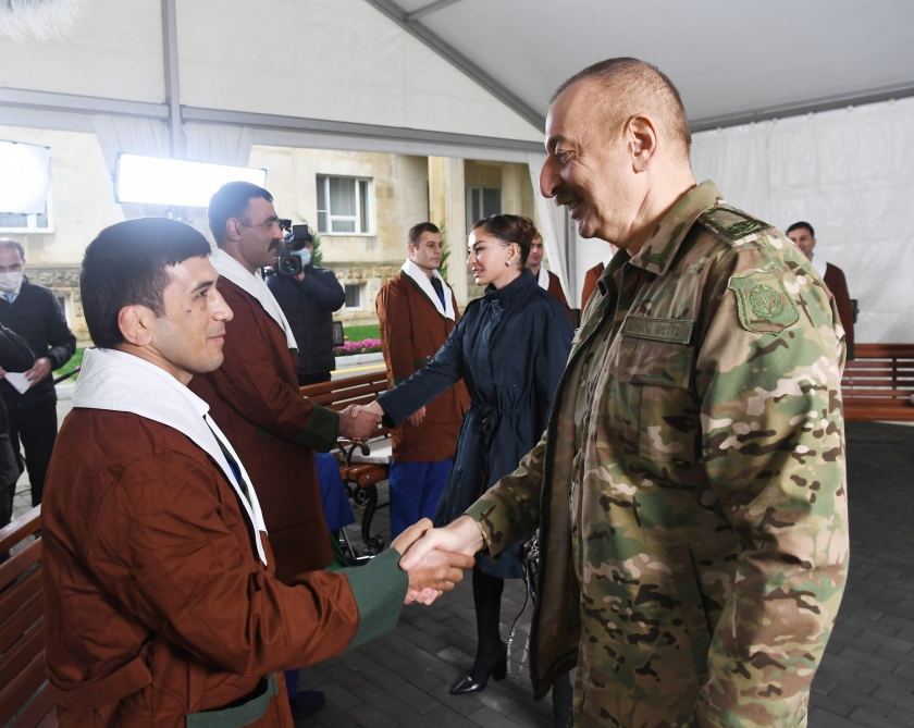 Prezident İlham Əliyev və birinci xanım Mehriban Əliyeva 1 saylı Kliniki Tibbi Mərkəzdə müalicə olunan hərbçilərlə görüşüblər (FOTO) (YENİLƏNİB)
