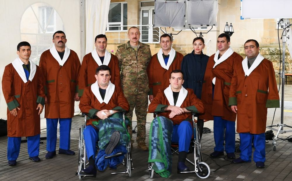 Prezident İlham Əliyev və birinci xanım Mehriban Əliyeva 1 saylı Kliniki Tibbi Mərkəzdə müalicə olunan hərbçilərlə görüşüblər (FOTO) (YENİLƏNİB)
