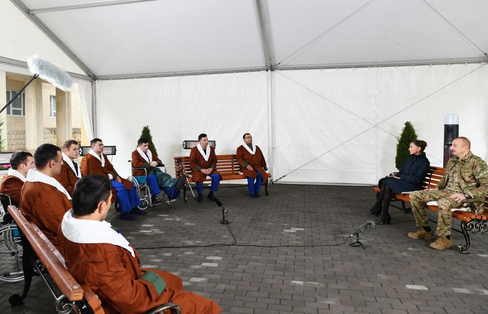 Prezident İlham Əliyev və birinci xanım Mehriban Əliyeva 1 saylı Kliniki Tibbi Mərkəzdə müalicə olunan hərbçilərlə görüşüblər (FOTO) (YENİLƏNİB)