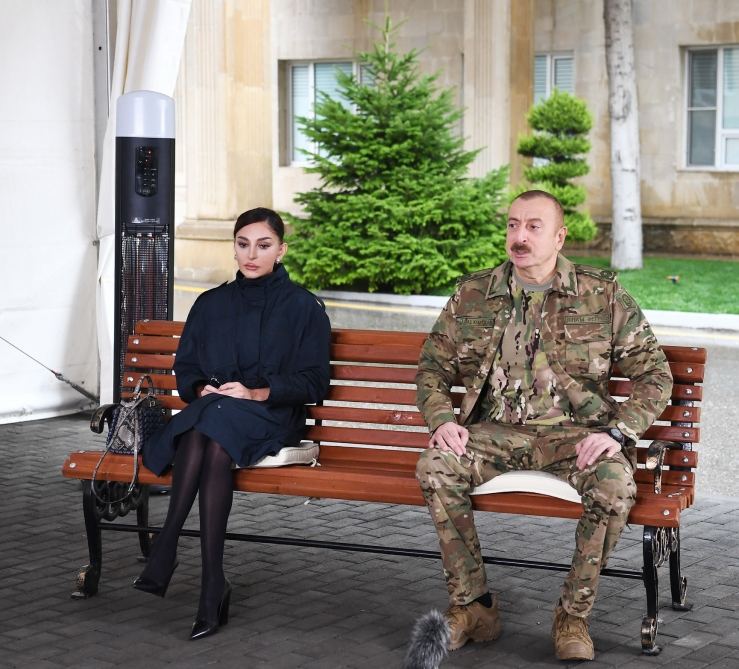 Prezident İlham Əliyev və birinci xanım Mehriban Əliyeva 1 saylı Kliniki Tibbi Mərkəzdə müalicə olunan hərbçilərlə görüşüblər (FOTO) (YENİLƏNİB)