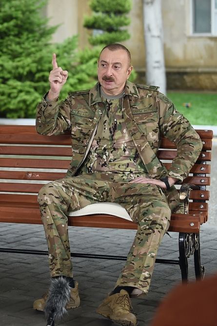 Prezident İlham Əliyev və birinci xanım Mehriban Əliyeva 1 saylı Kliniki Tibbi Mərkəzdə müalicə olunan hərbçilərlə görüşüblər (FOTO) (YENİLƏNİB)