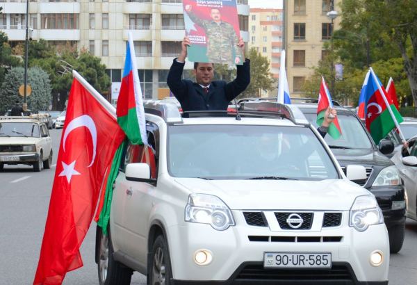Ağdamın işğaldan azad edilməsi münasibəti ilə Bakıda Qələbə yürüşü keçirilir (FOTO)