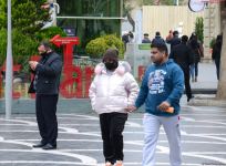 Bu gündən küçədə qoruyucu maskadan istifadə etməyənlər cərimələnəcək (FOTO)