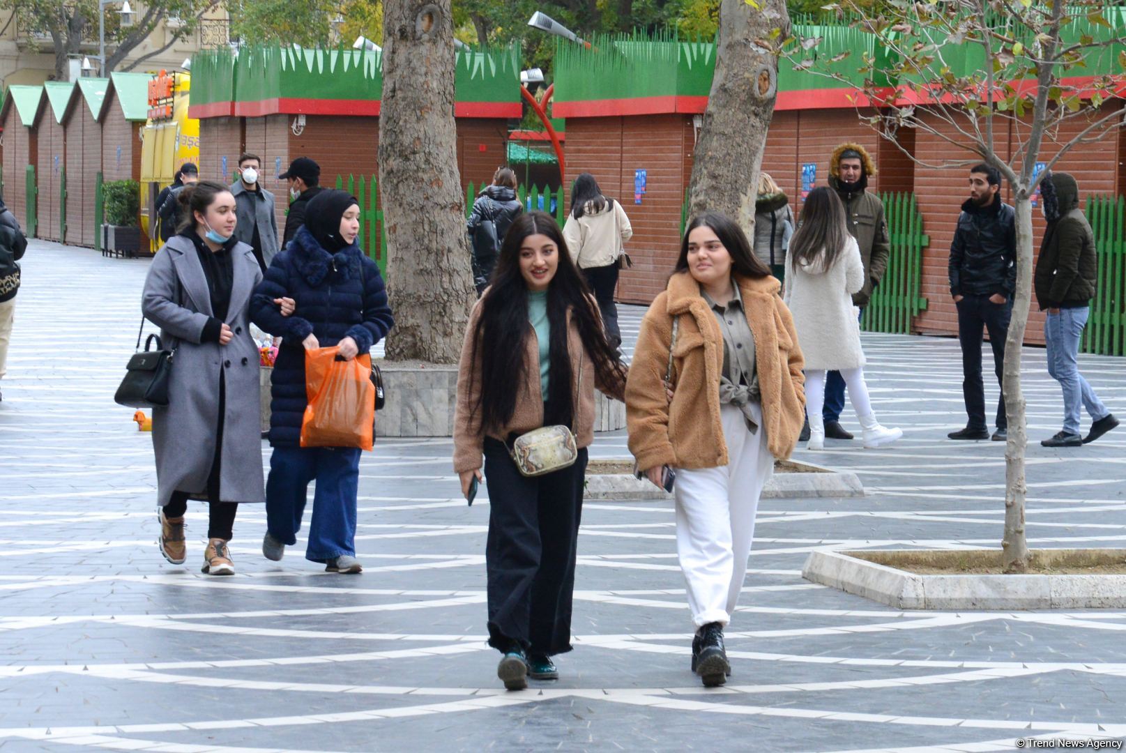 Bu gündən küçədə qoruyucu maskadan istifadə etməyənlər cərimələnəcək (FOTO)