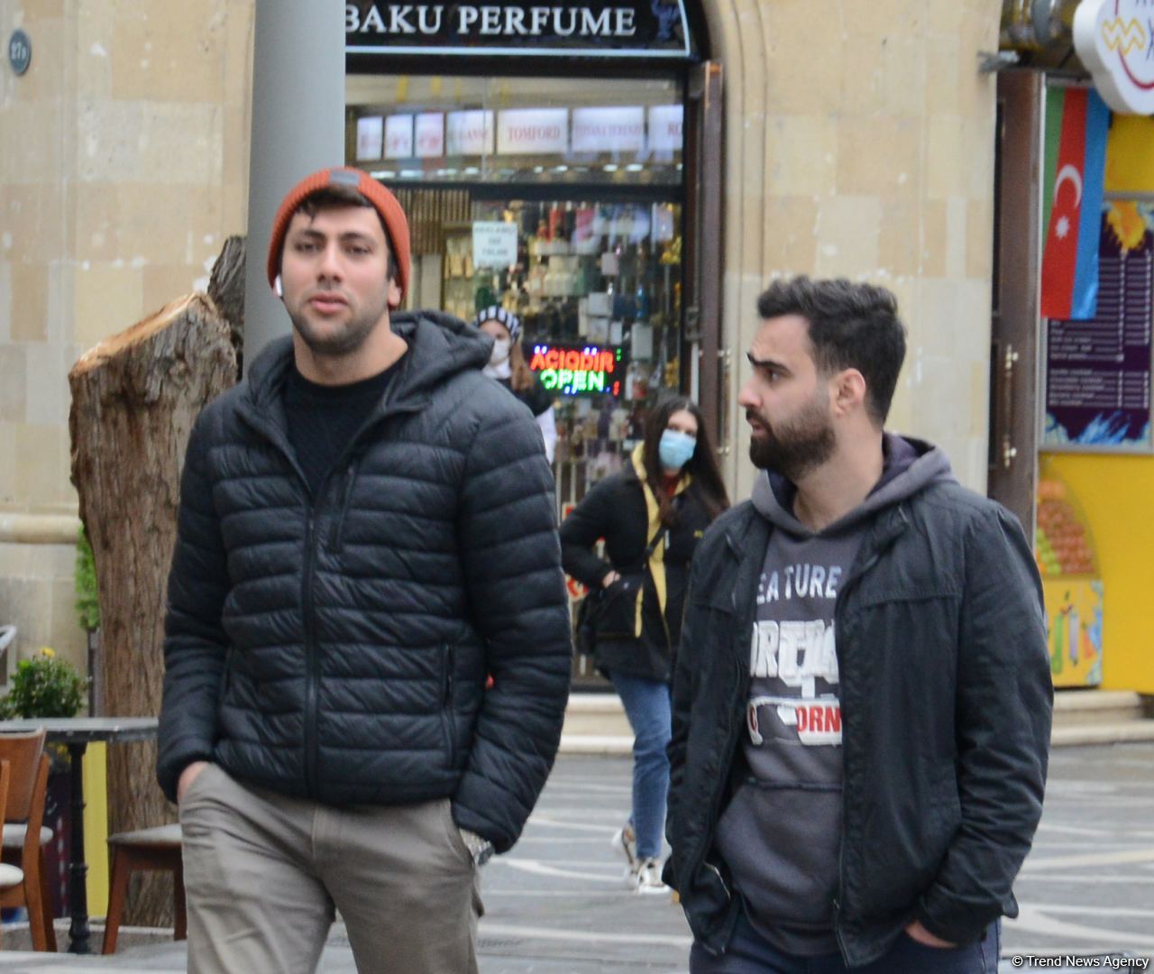 Bu gündən küçədə qoruyucu maskadan istifadə etməyənlər cərimələnəcək (FOTO)