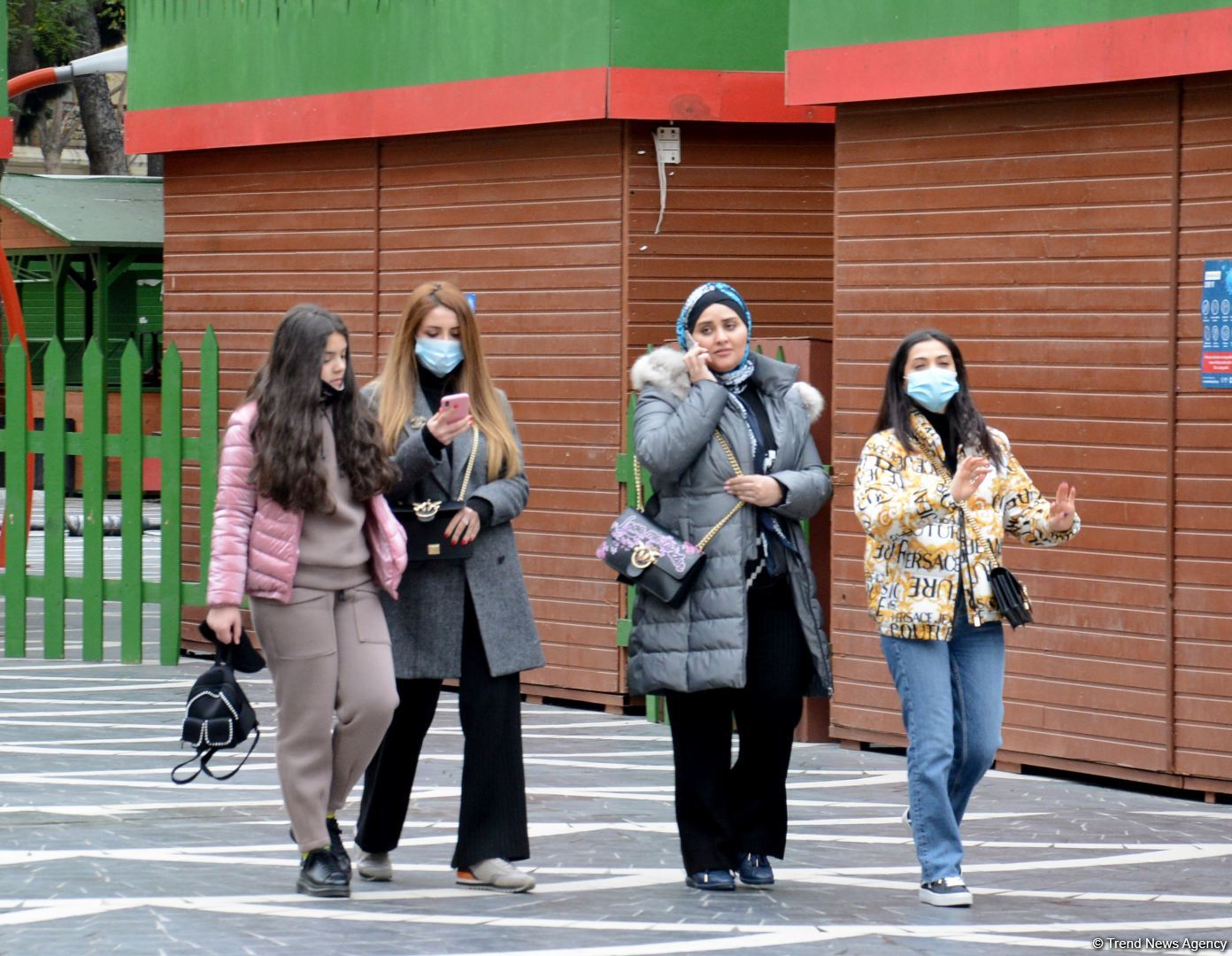 Bu gündən küçədə qoruyucu maskadan istifadə etməyənlər cərimələnəcək (FOTO)