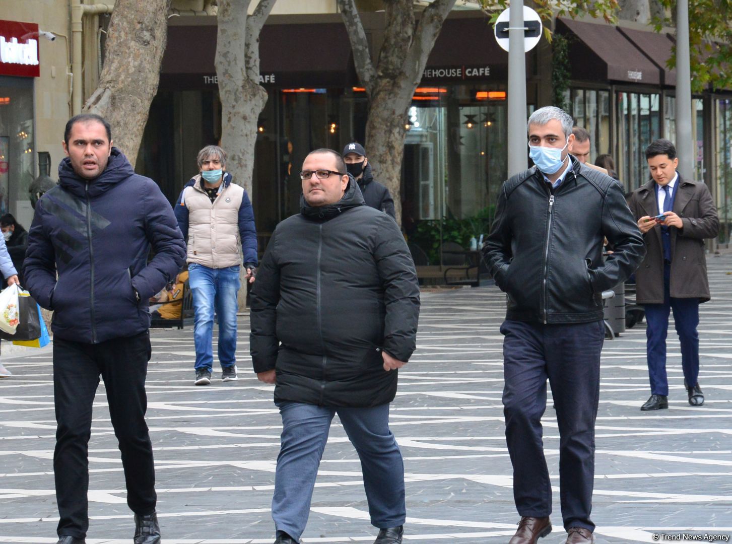 Bu gündən küçədə qoruyucu maskadan istifadə etməyənlər cərimələnəcək (FOTO)