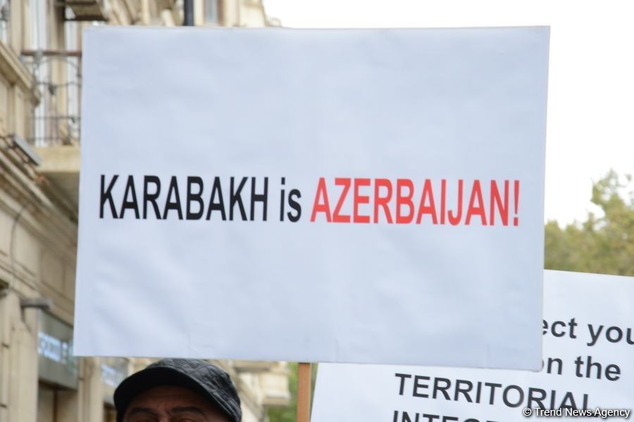Bakıda Fransa səfirliyi qarşısında etiraz aksiyası keçirilib (FOTO)