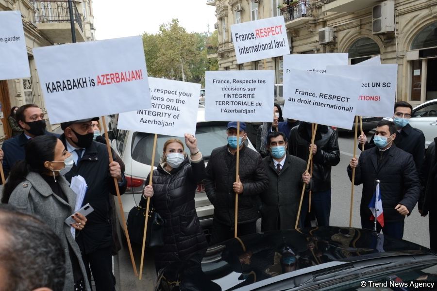 Bakıda Fransa səfirliyi qarşısında etiraz aksiyası keçirilib (FOTO)