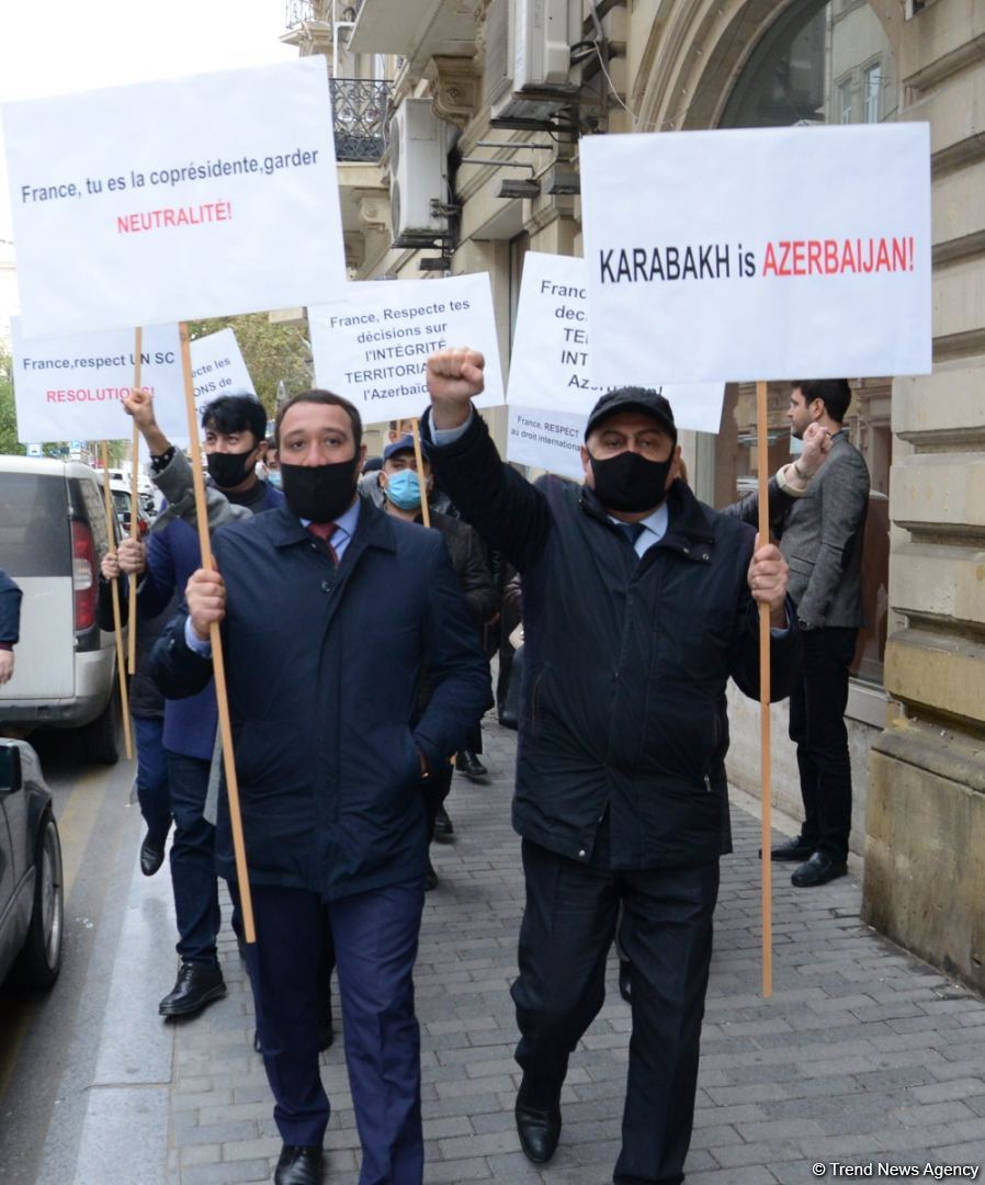 Bakıda Fransa səfirliyi qarşısında etiraz aksiyası keçirilib (FOTO)