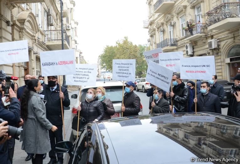 Bakıda Fransa səfirliyi qarşısında etiraz aksiyası keçirilib (FOTO)