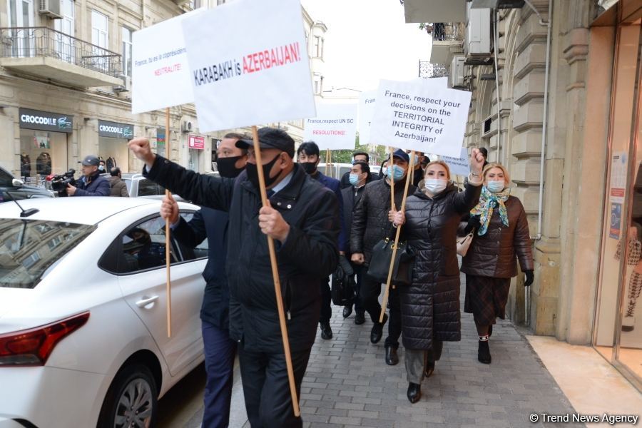 Bakıda Fransa səfirliyi qarşısında etiraz aksiyası keçirilib (FOTO)