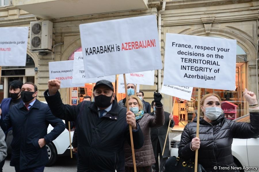 Bakıda Fransa səfirliyi qarşısında etiraz aksiyası keçirilib (FOTO)