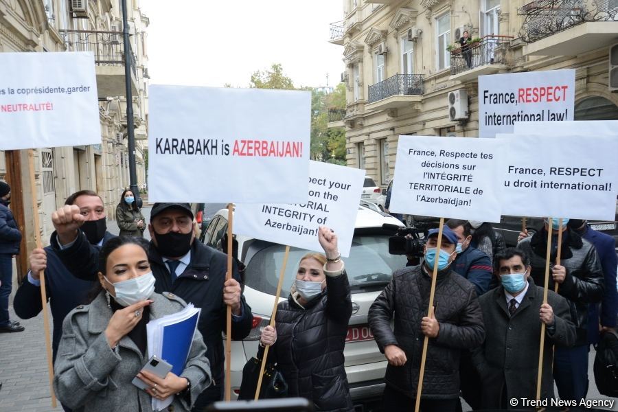 Bakıda Fransa səfirliyi qarşısında etiraz aksiyası keçirilib (FOTO)