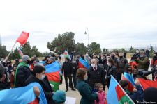 Kəlbəcər sakinləri Şəhidlər Xiyabanını ziyarət ediblər (FOTO)
