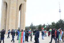 Kəlbəcər sakinləri Şəhidlər Xiyabanını ziyarət ediblər (FOTO)